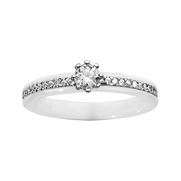 Bague céramique blanche type solitaire avec oxydes blancs