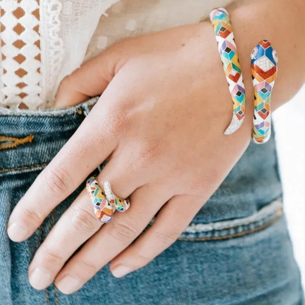 bague serpent sur main