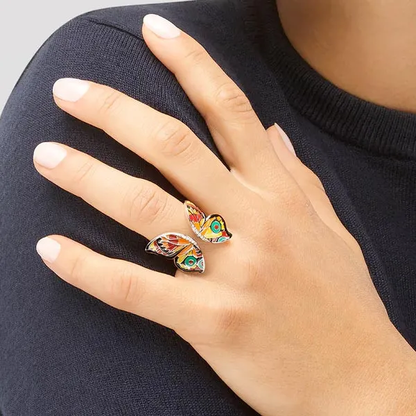 bague una storia papillon sur main